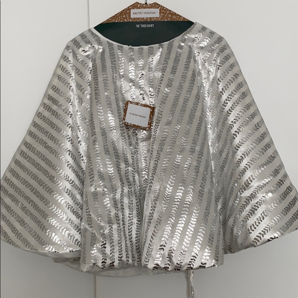 Arctic Holiday 56” treeskirt NWT